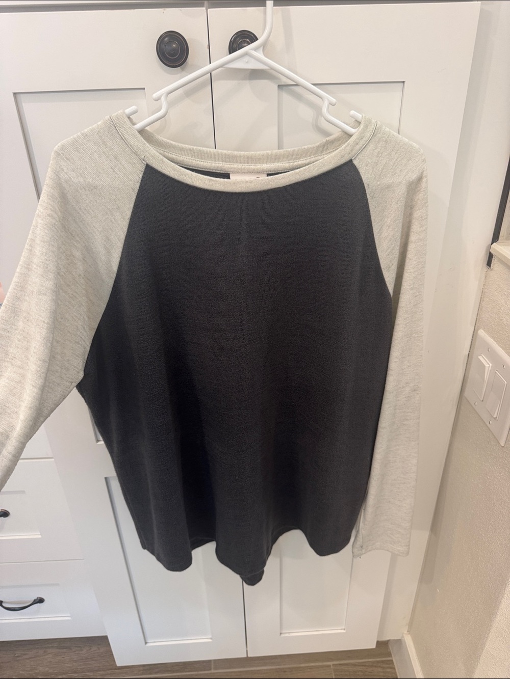 SO Two-Tone Raglan Women’s (Sz XL) Long Sleeve Top - Charcoal and Cream